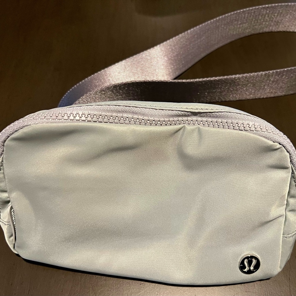 NWT Lululemon Everywhere Belt Bag Silver Drop